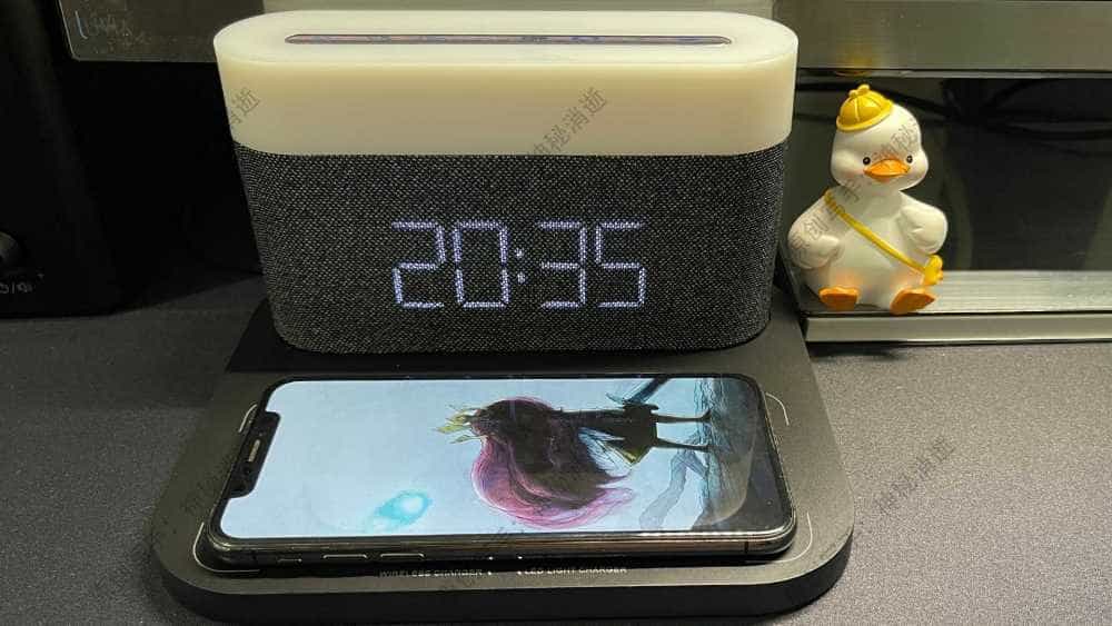 这款VFZ多功能无线充台灯身兼多职，让桌面更简洁