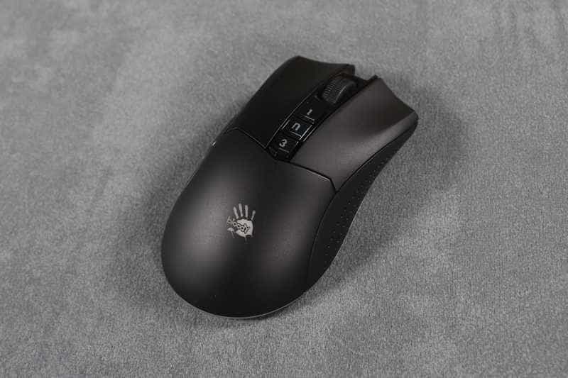 握感舒适，灵敏度精准—幽灵R90 PLUS无线游戏鼠标非凡体验