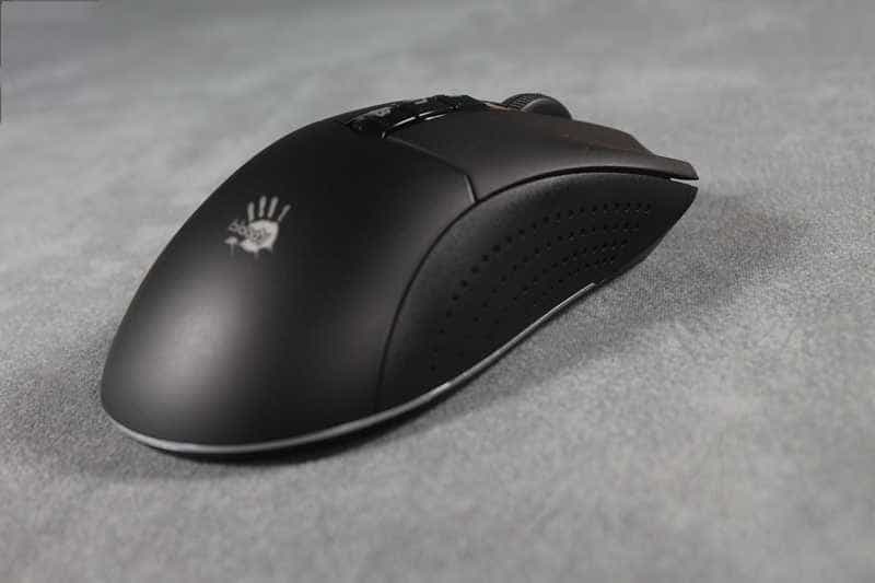 握感舒适，灵敏度精准—幽灵R90 PLUS无线游戏鼠标非凡体验