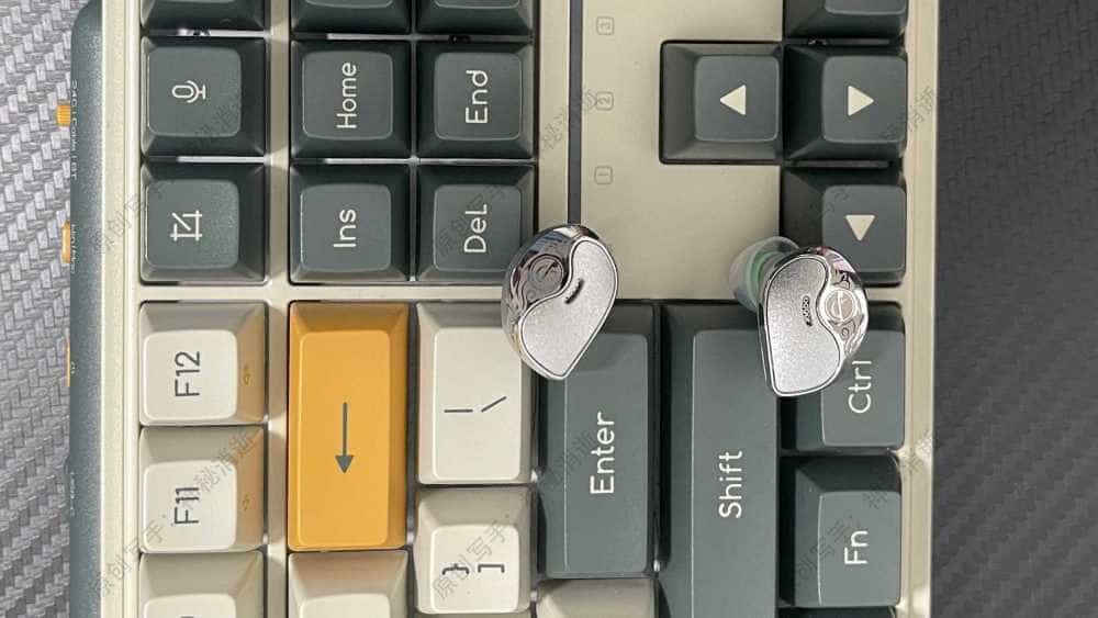 双模听感，光影国风美学-竹林鸟青鸾入耳式动圈有线耳机体验分享