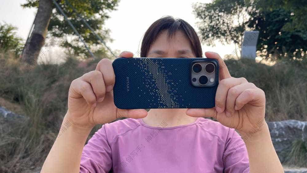 iPhone15PM的精致伴侣，星河在握的PITAKA艺术手机壳和凯夫拉磁吸指环支架