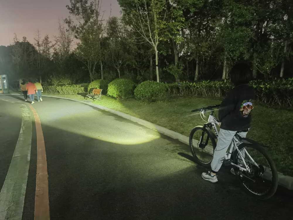 自行车夜骑不怕黑，迈极炫防眩目下挂前灯，让骑行更安全！