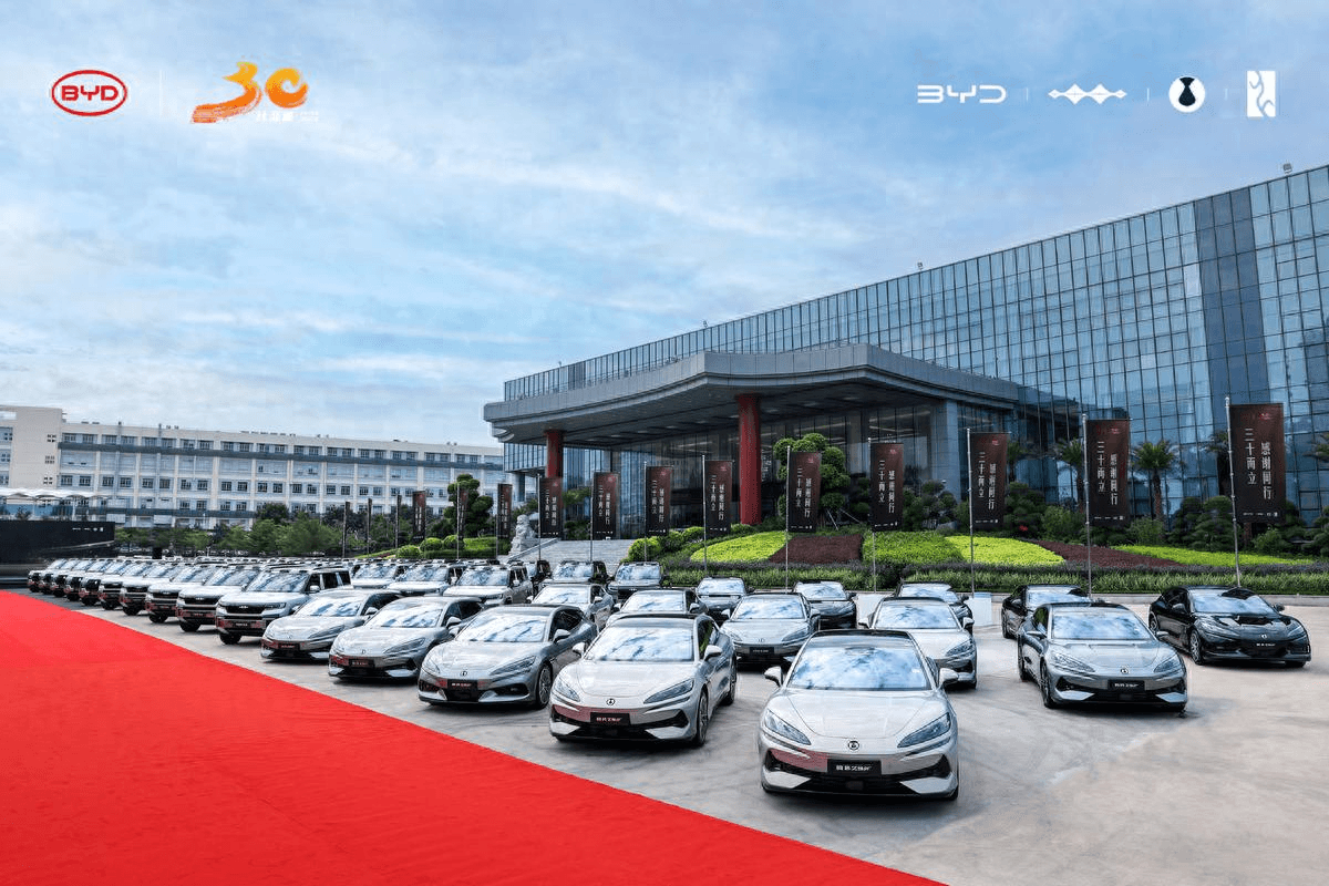 比亚迪兑现承诺,梦想照进现实,90位超级锦鲤提车了!