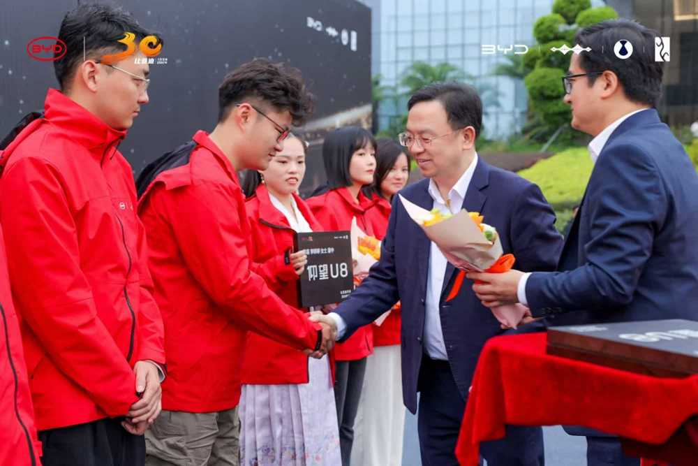 比亚迪兑现承诺,梦想照进现实,90位超级锦鲤提车了!