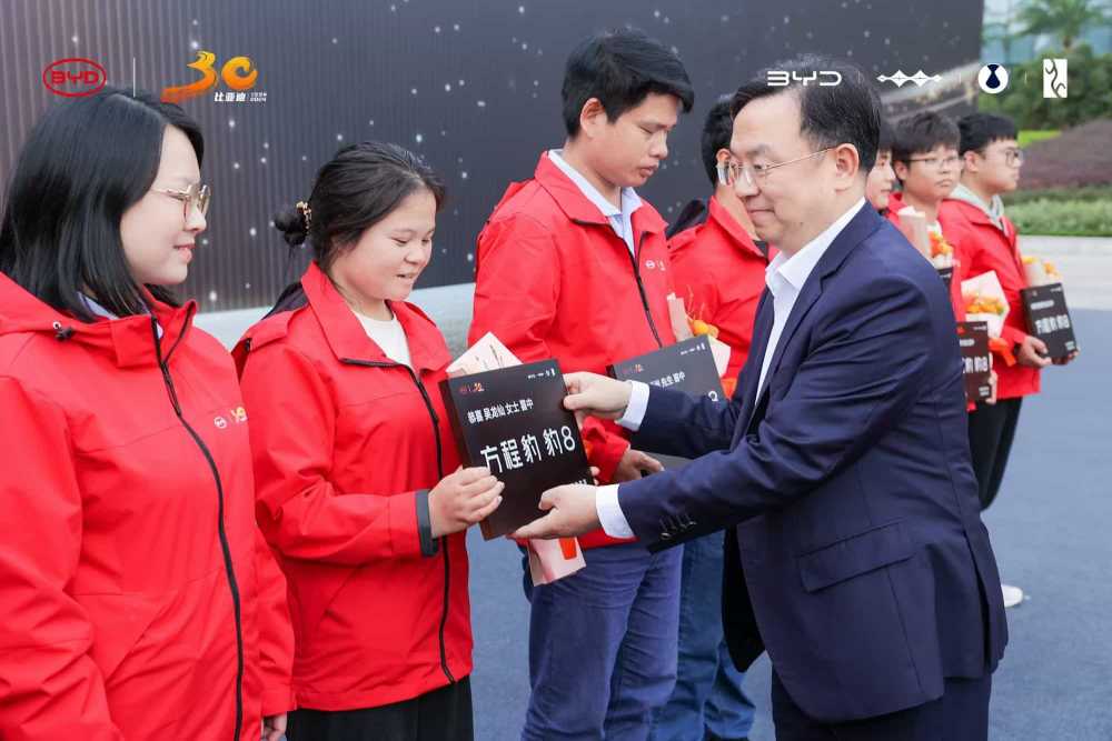 比亚迪兑现承诺,梦想照进现实,90位超级锦鲤提车了!