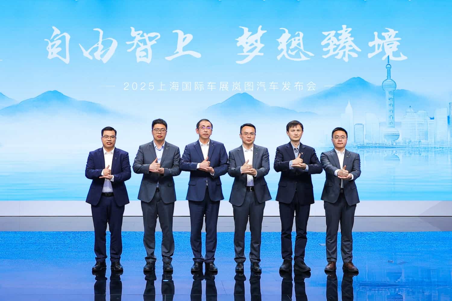 华为ADS护航,四座版岚图梦想家山河首发,预售价70.99万元