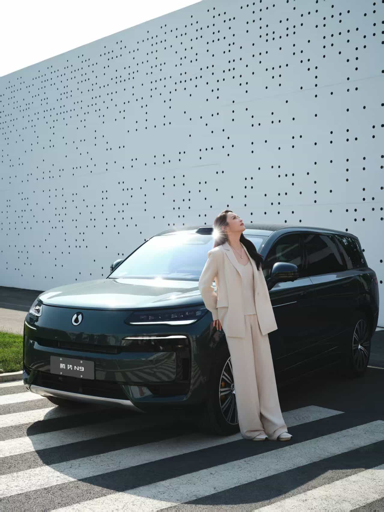 腾势携手蒋勤勤:开启科技优雅出行!