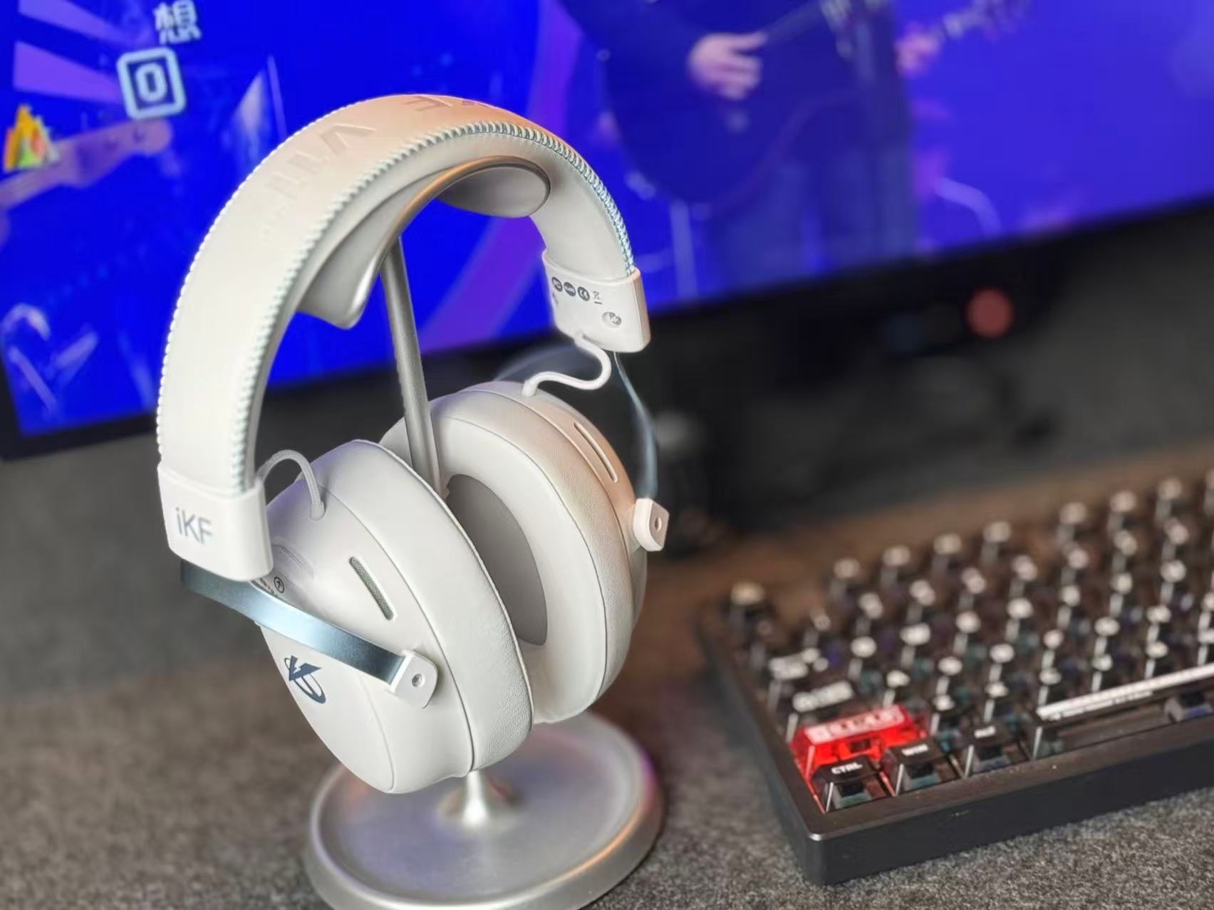 打破电竞风刻板印象的清新之作 ——iKF V11 Max四模电竞耳机